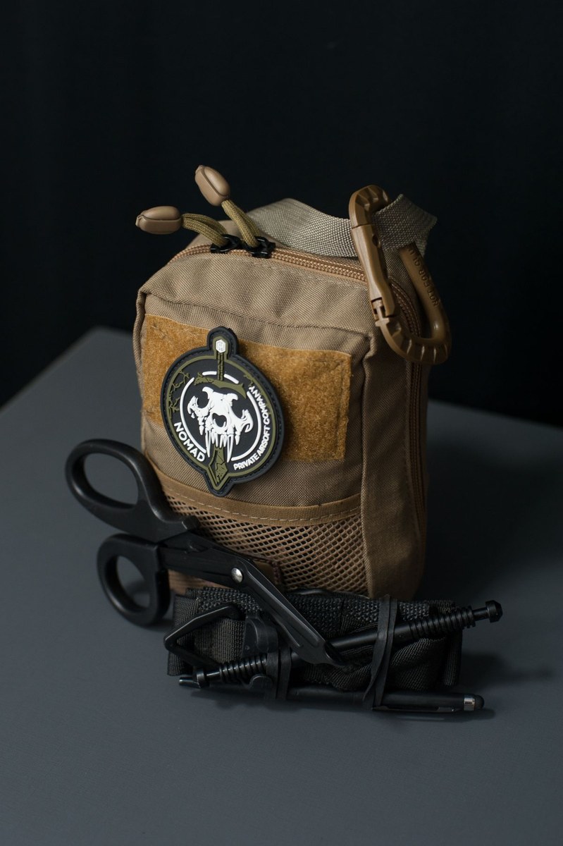 Compact zipped equipment pouch with scissors